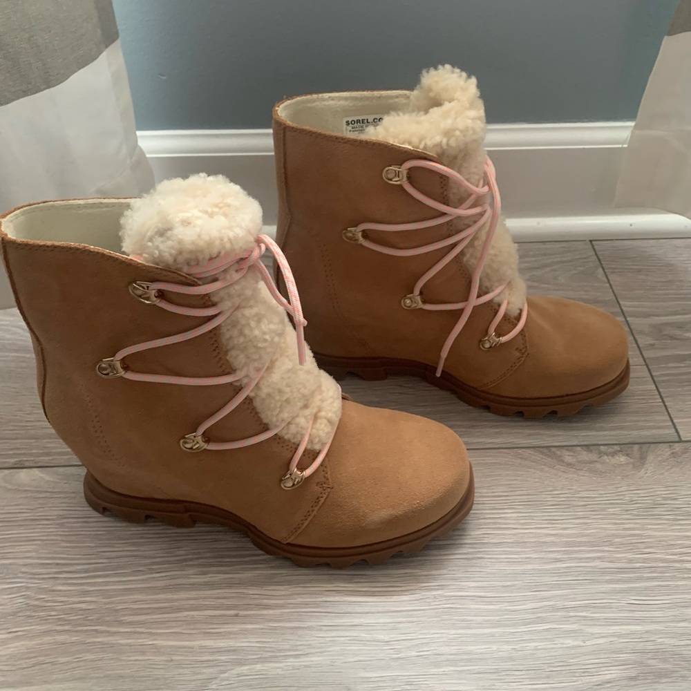 Sorel- Joan of arctic wedge III lace cozy
